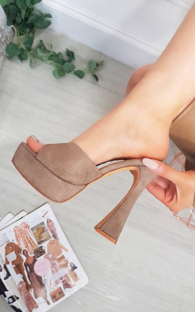 ikrush-bonnie-chunky-platform-high-heels-1632233529527910-02-1-_mj43-ra.jpg